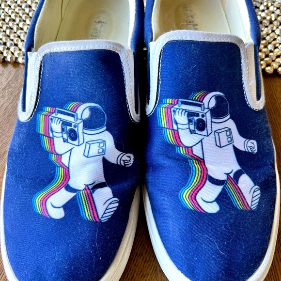 Make a statement with this fun pair of buckfeet - Picture 4 of 10